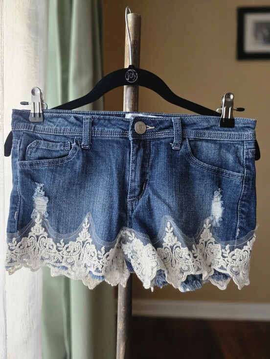 Almost Famous Pants - Almost Famous Juniors Lace‎ Trim Denim 2" Inseam Shorts | Size 3 Cute Boho Vibes